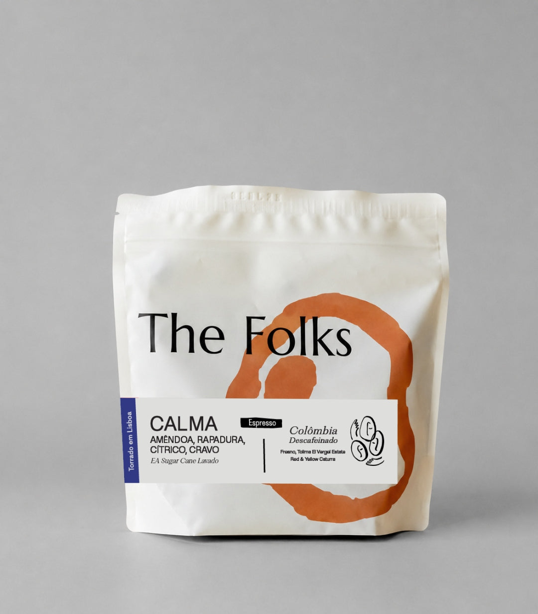 Calma Colômbia descafeinado da The Folks — saco branco de café de especialidade com etiqueta laranja, torrado em Lisboa.