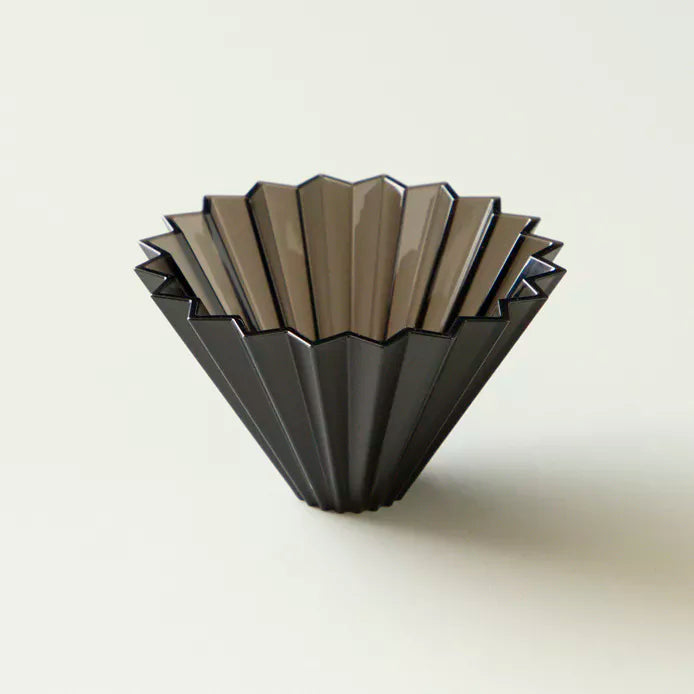 Pink Comandante Origami Air S plastic coffee grinder with ceramic burrs and compact design.