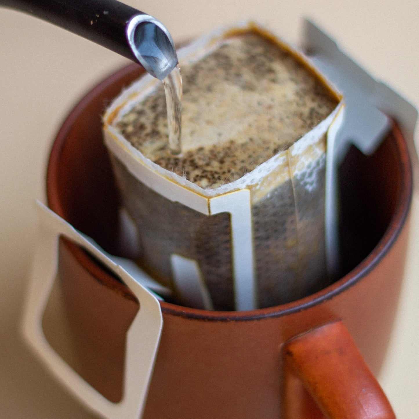 Fresh Colombian drip coffee beans from The Folks, showcasing a pack of aromatic coffee beans with floral flor de azafrán flavor.